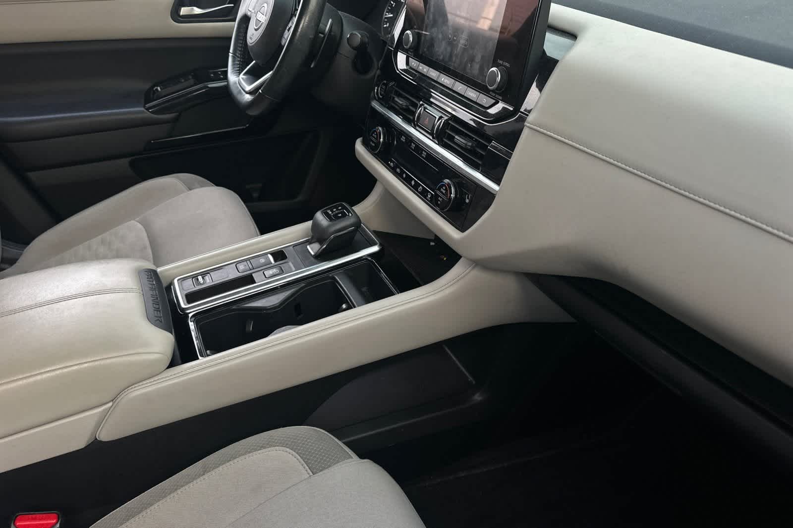 Thumbnail: 2022 Nissan Pathfinder - 18