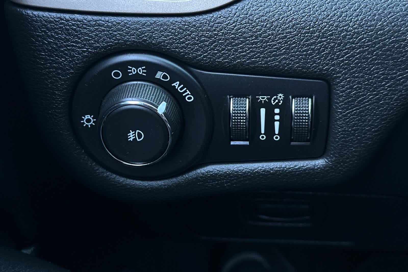 Thumbnail: 2017 Jeep Cherokee - 32