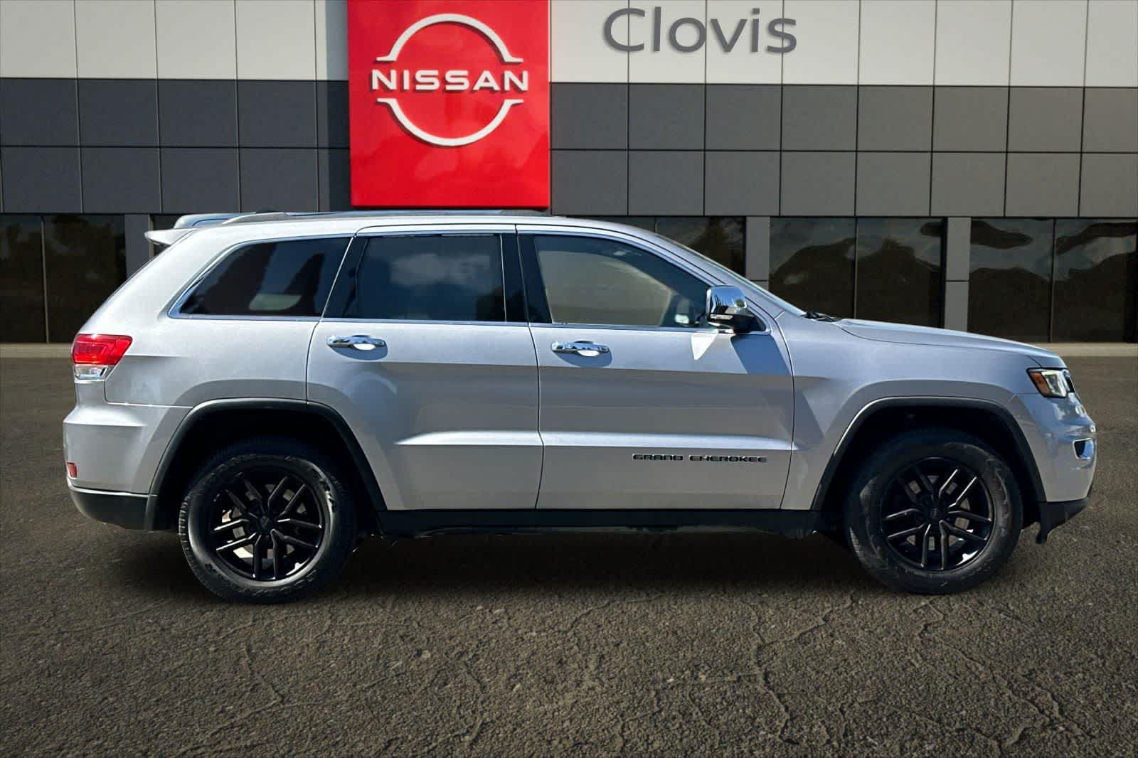 Thumbnail: 2017 Jeep Grand Cherokee - 9