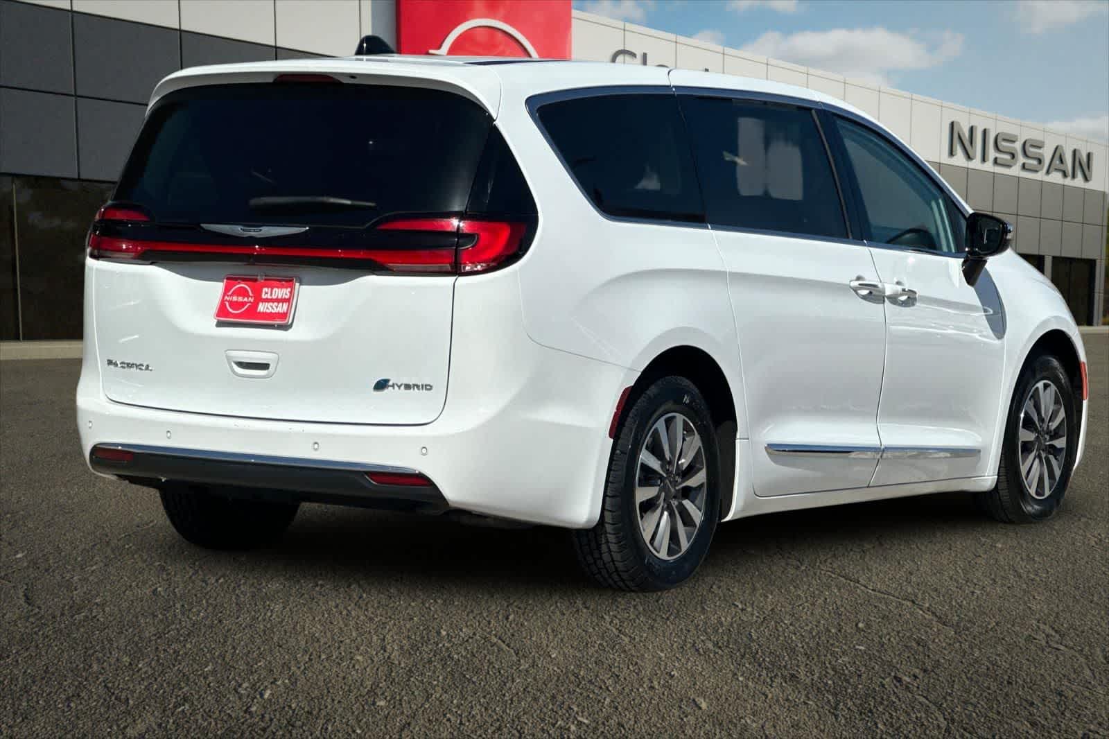 Thumbnail: 2023 Chrysler Pacifica - 3