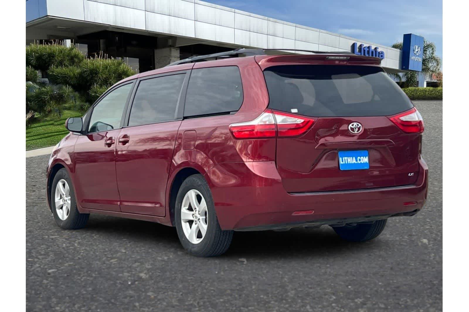 Thumbnail: 2017 Toyota Sienna - 8