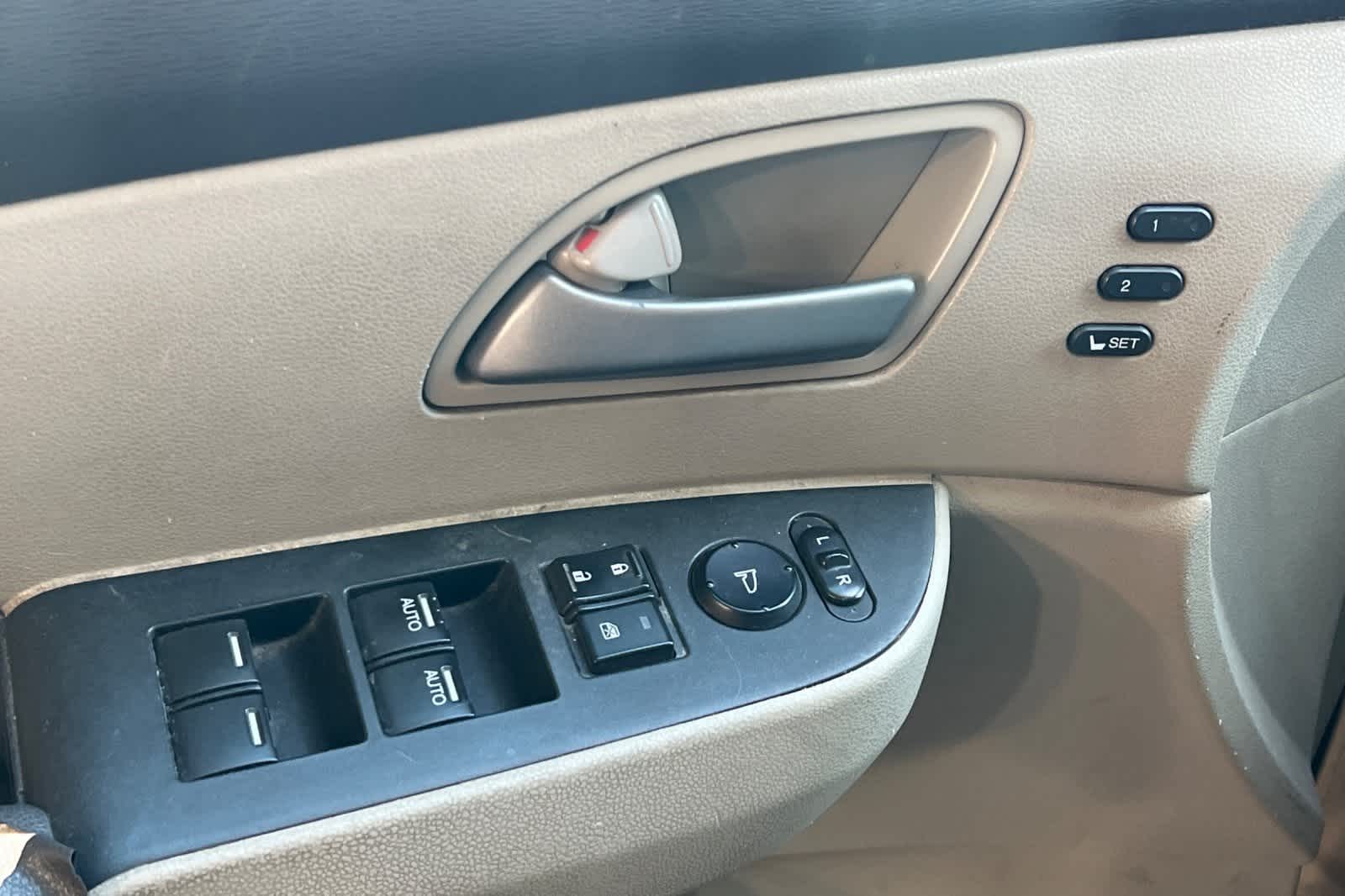 Thumbnail: 2011 Honda Odyssey - 15