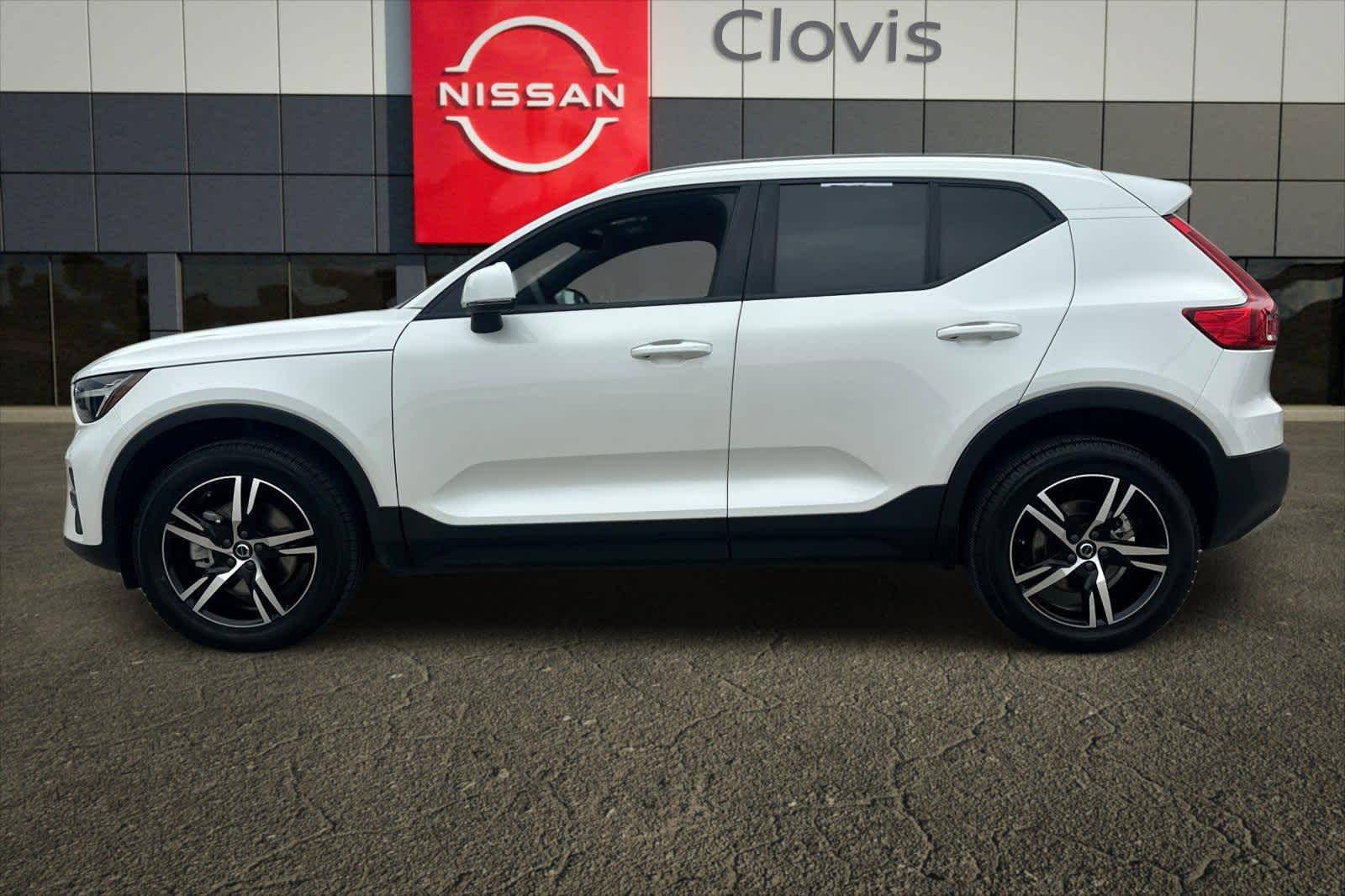 Thumbnail: 2023 Volvo XC40 - 6