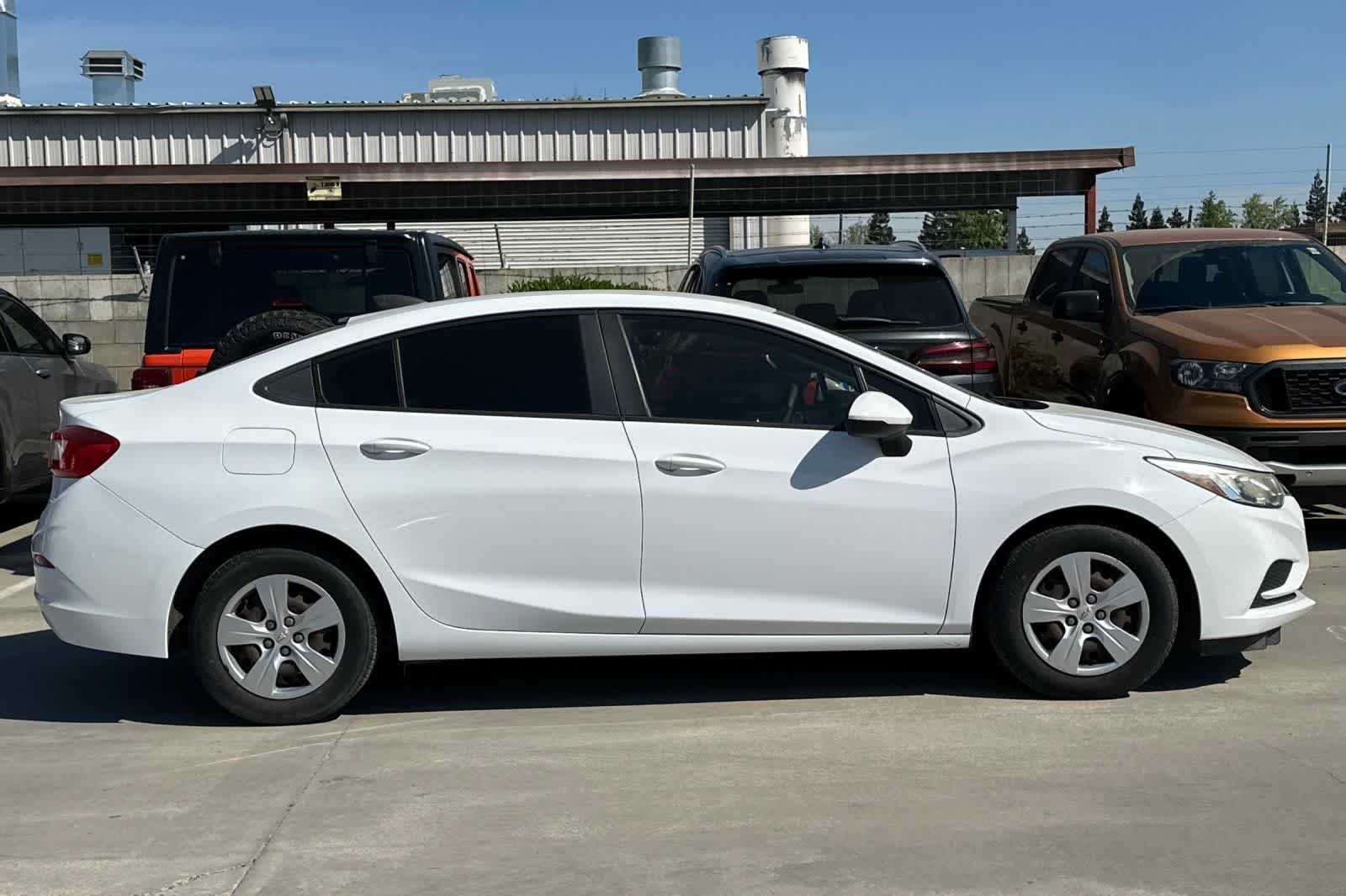 Thumbnail: 2017 Chevrolet Cruze - 9