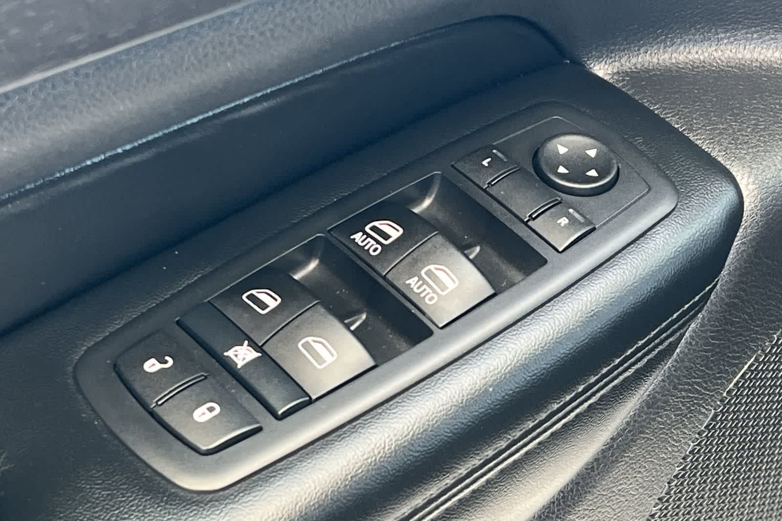 Thumbnail: 2015 Jeep Grand Cherokee - 14