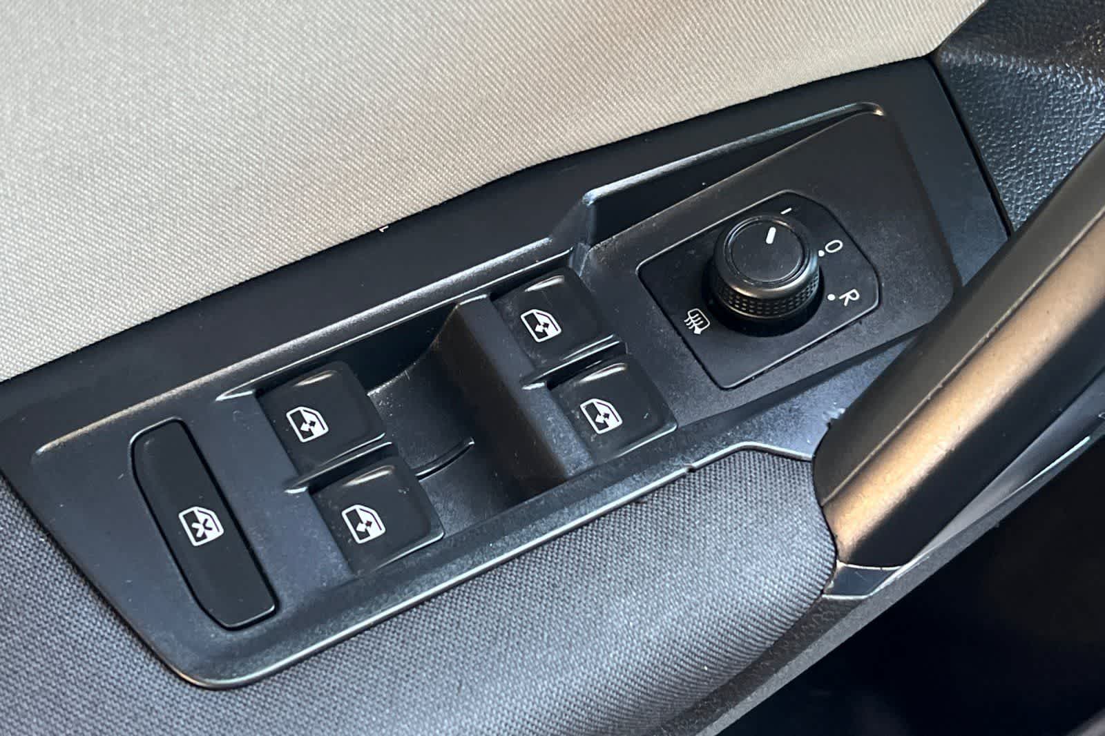 Thumbnail: 2018 Volkswagen Tiguan - 13