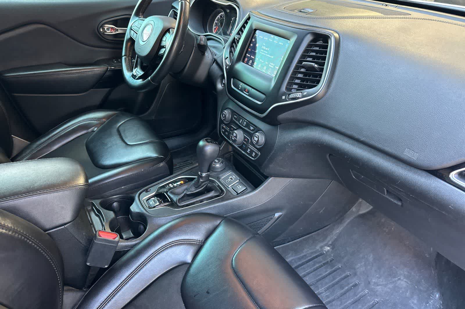 Thumbnail: 2019 Jeep Cherokee - 18