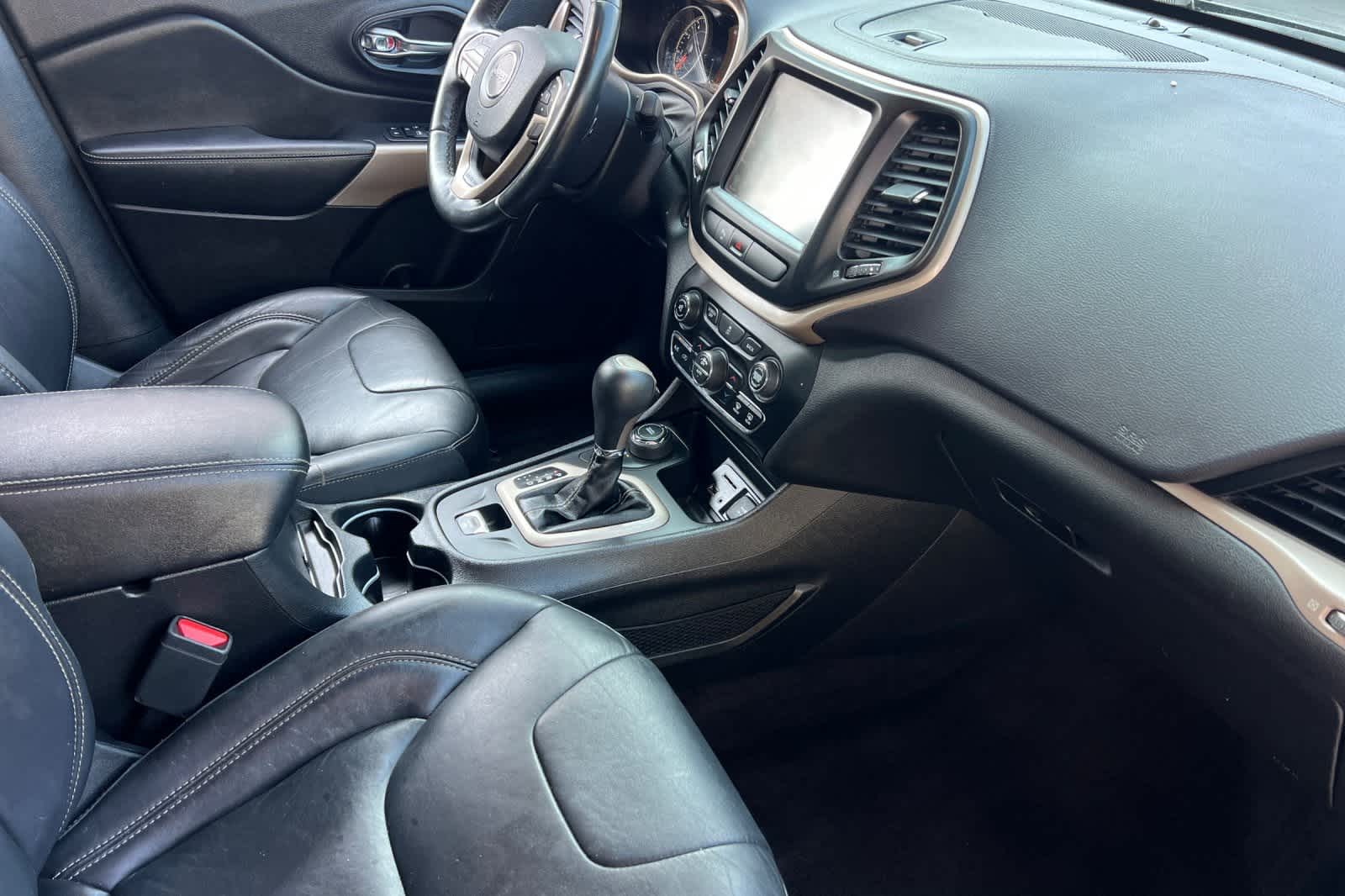 Thumbnail: 2018 Jeep Cherokee - 17