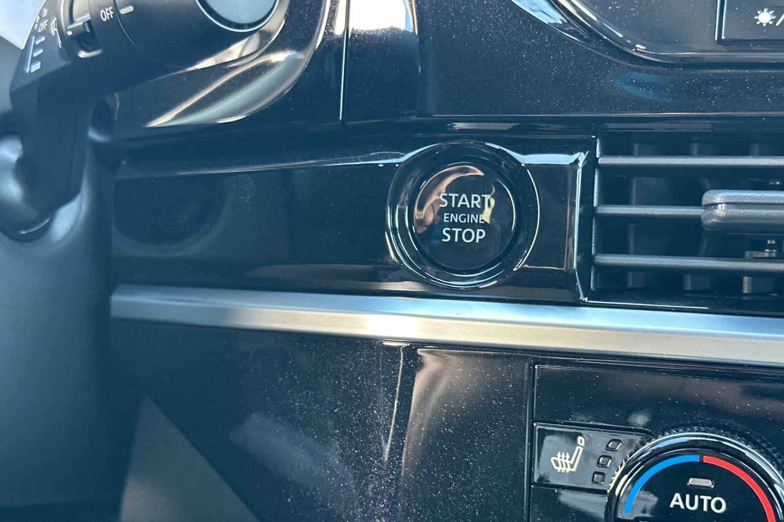 2025 Nissan Pathfinder SL 25
