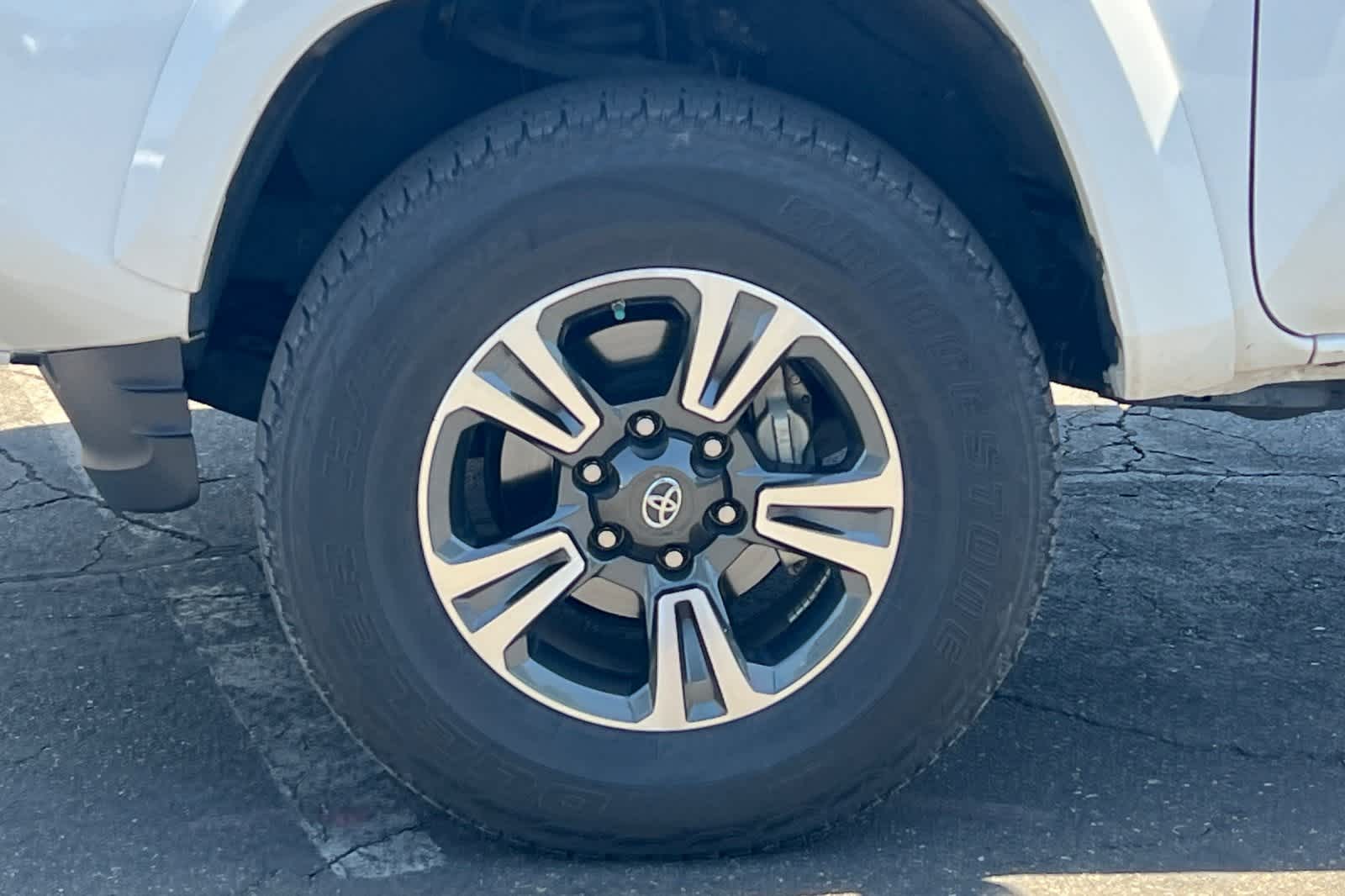 Thumbnail: 2018 Toyota Tacoma - 12