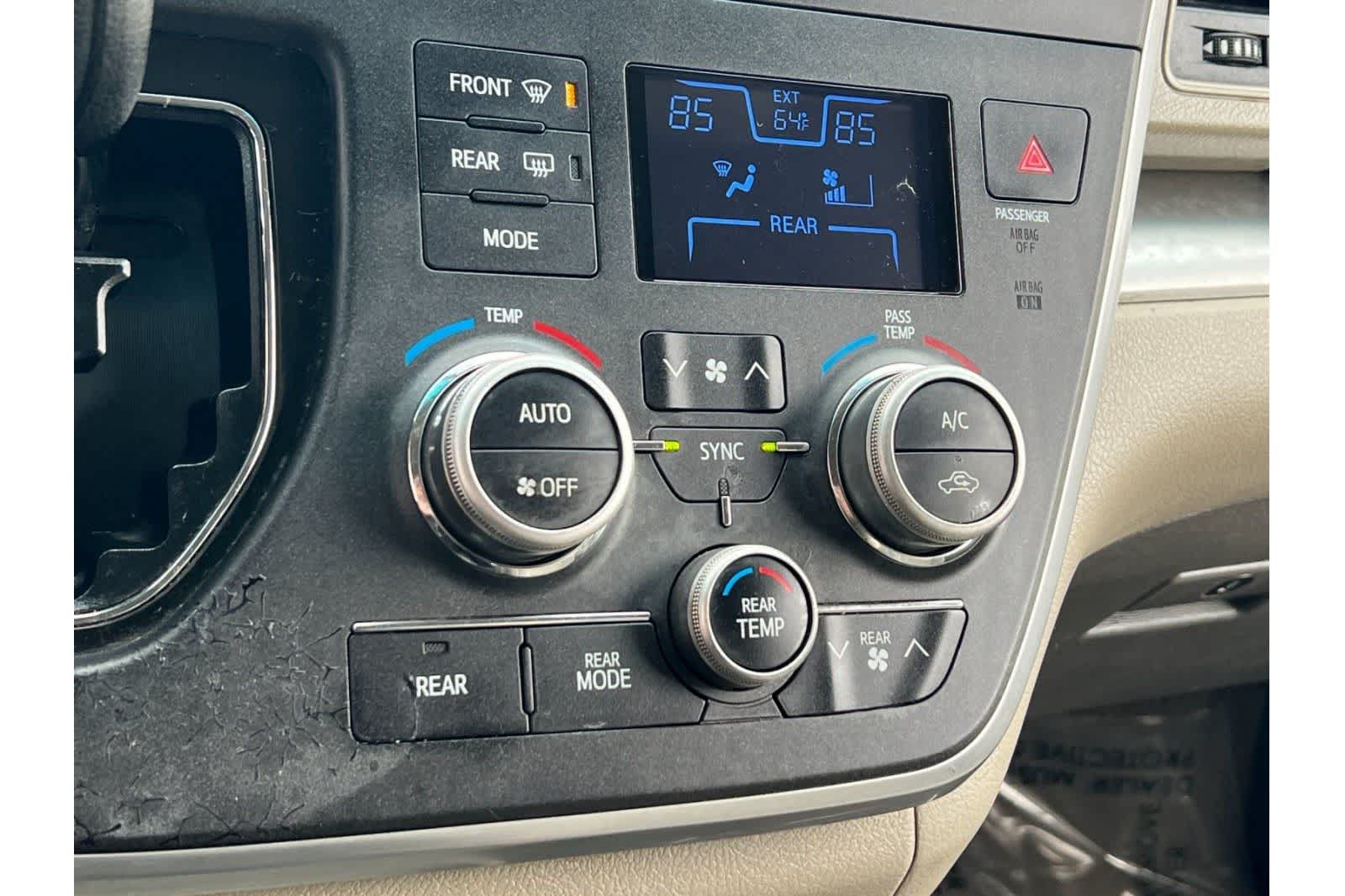 Thumbnail: 2017 Toyota Sienna - 23