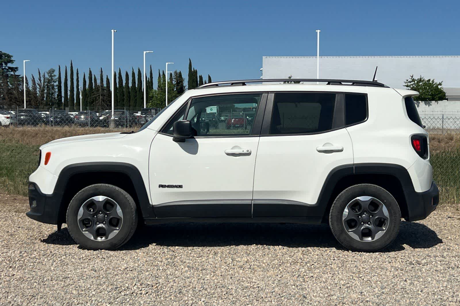 Thumbnail: 2017 Jeep Renegade - 6