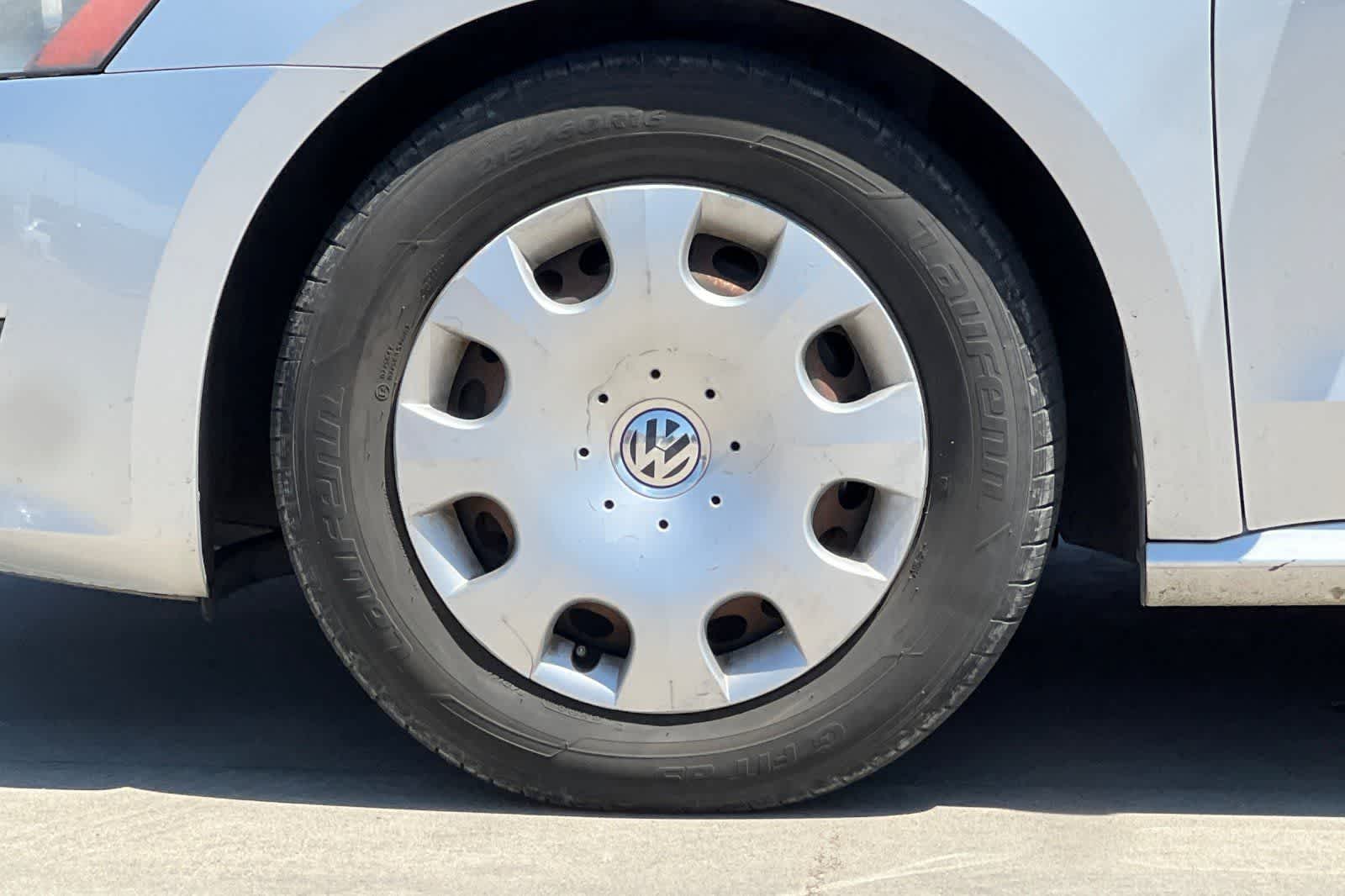Thumbnail: 2012 Volkswagen Passat - 12