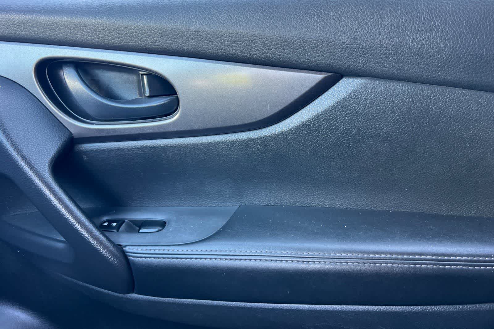 Thumbnail: 2018 Nissan Rogue Sport - 21