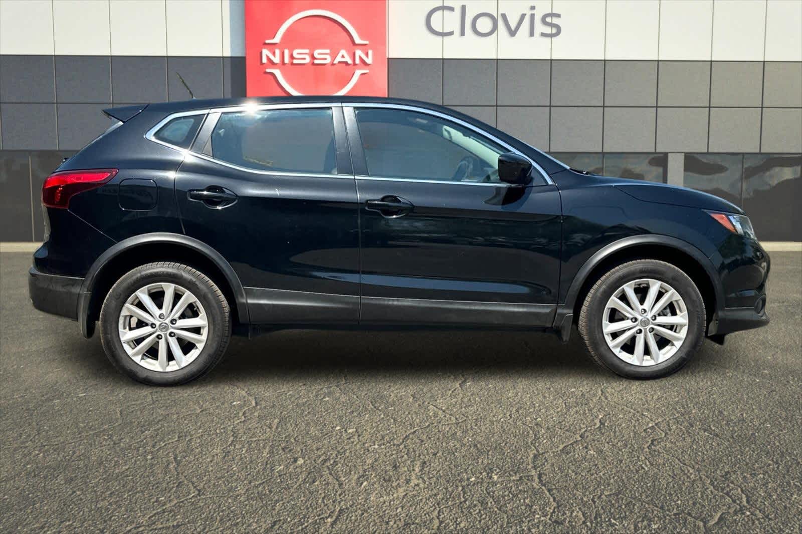 Thumbnail: 2017 Nissan Rogue Sport - 9
