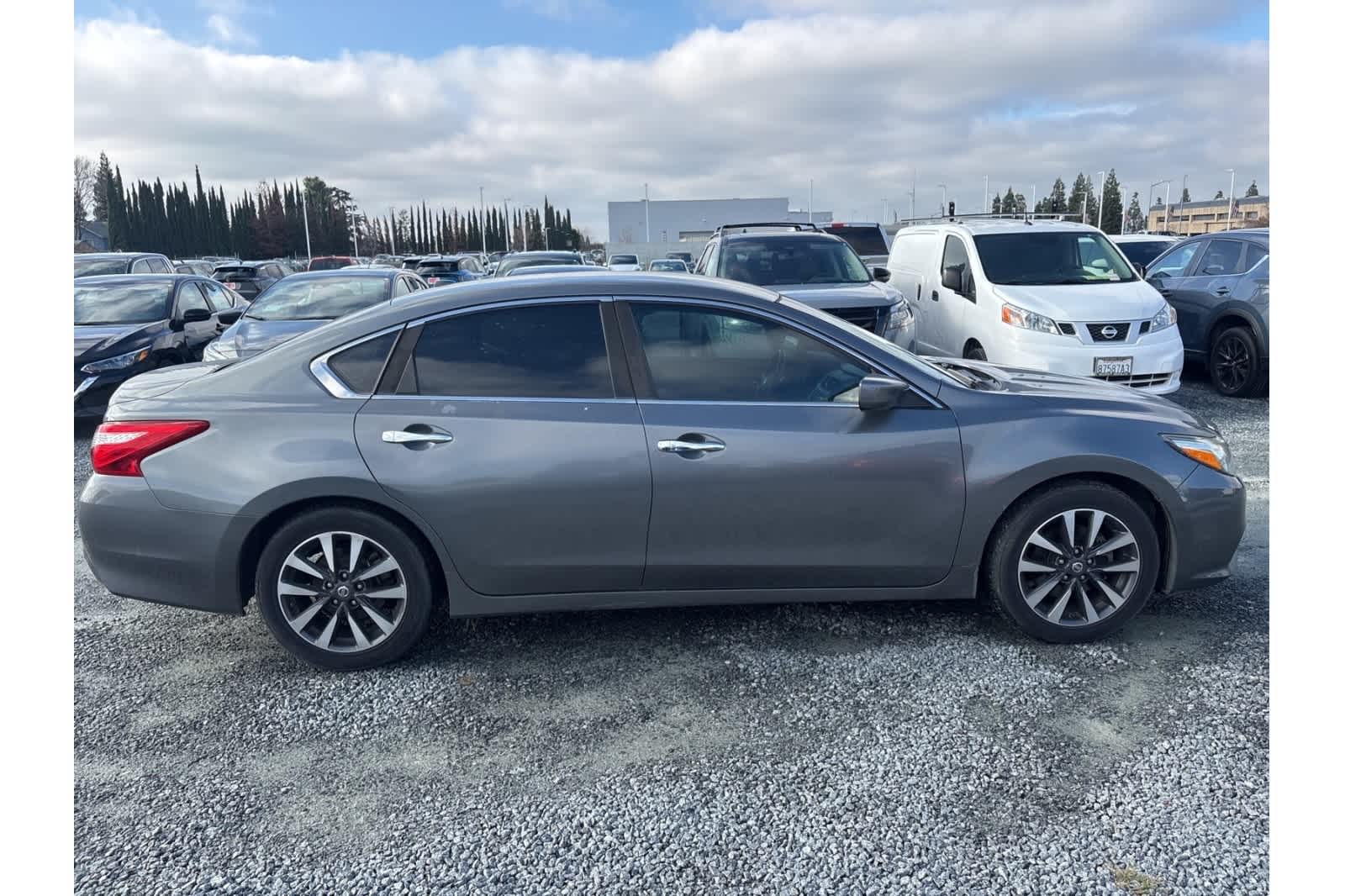 Thumbnail: 2017 Nissan Altima - 9