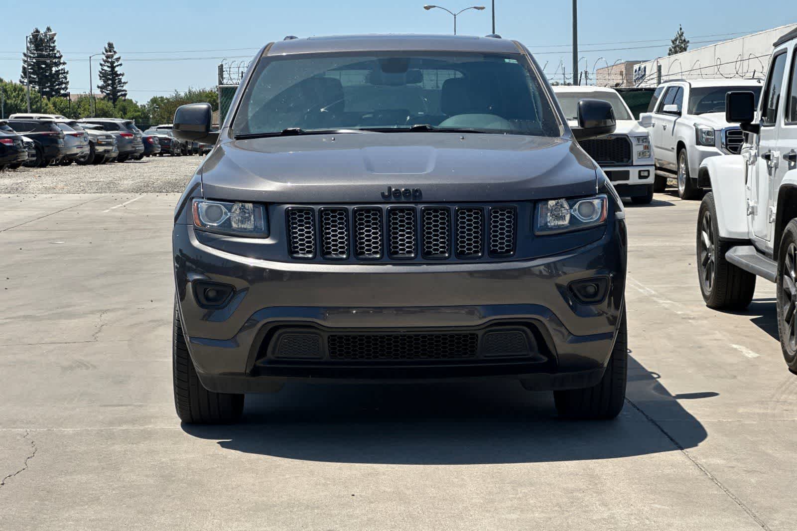 Thumbnail: 2015 Jeep Grand Cherokee - 11
