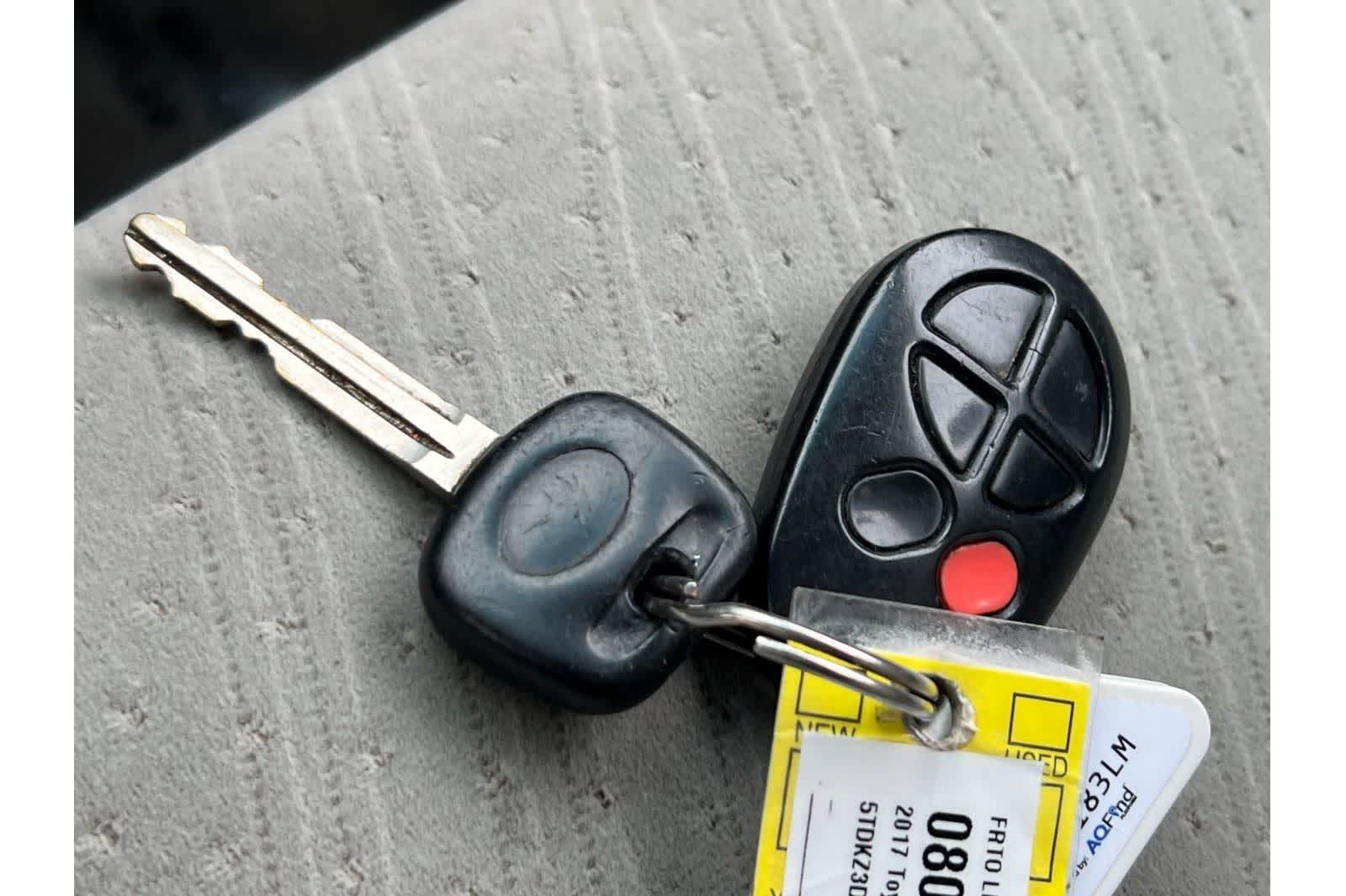 Thumbnail: 2017 Toyota Sienna - 30