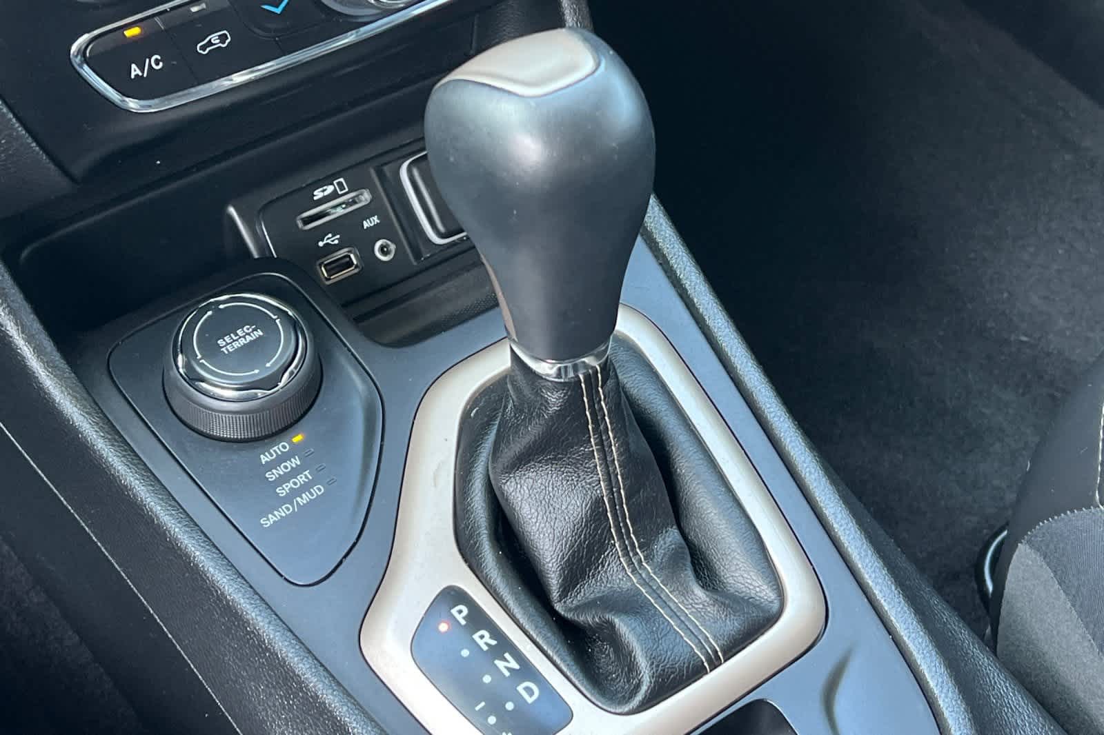 Thumbnail: 2018 Jeep Cherokee - 24