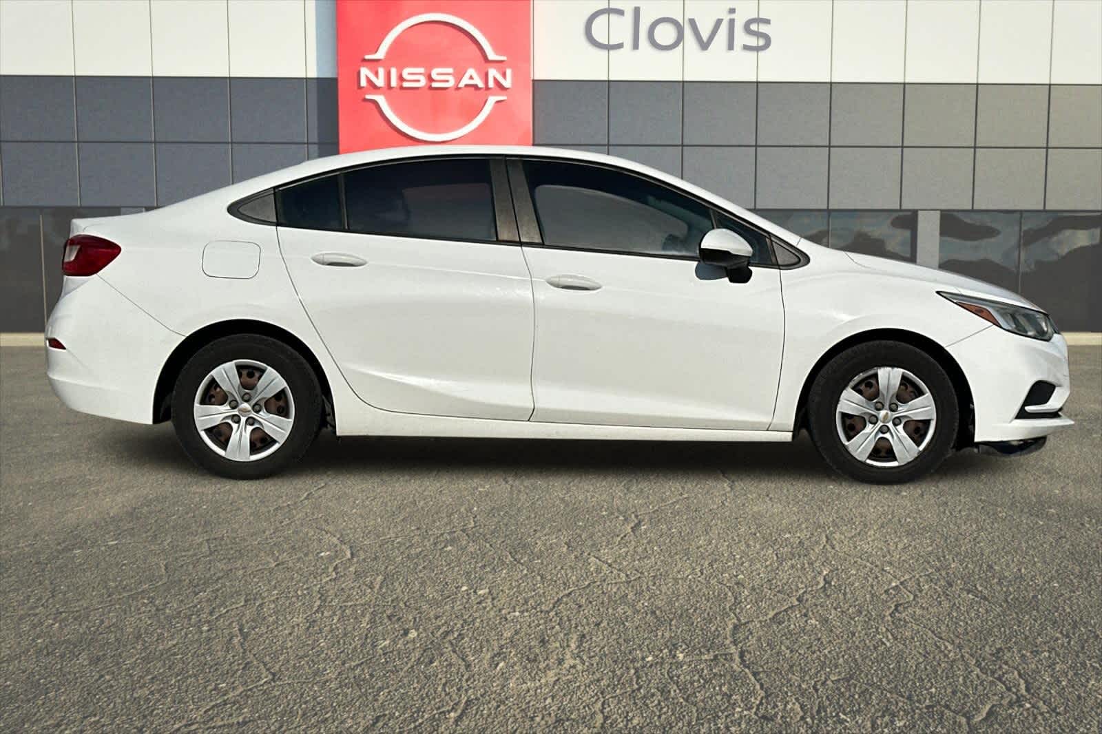 Thumbnail: 2017 Chevrolet Cruze - 9