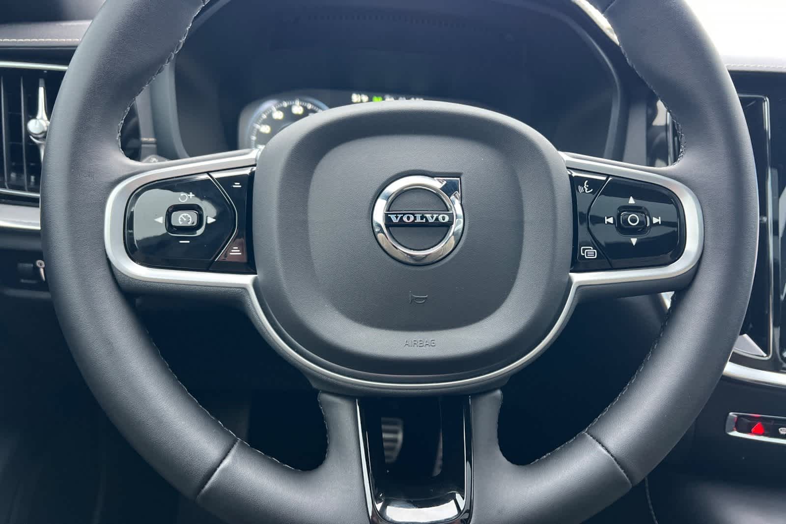 Thumbnail: 2022 Volvo S60 - 25