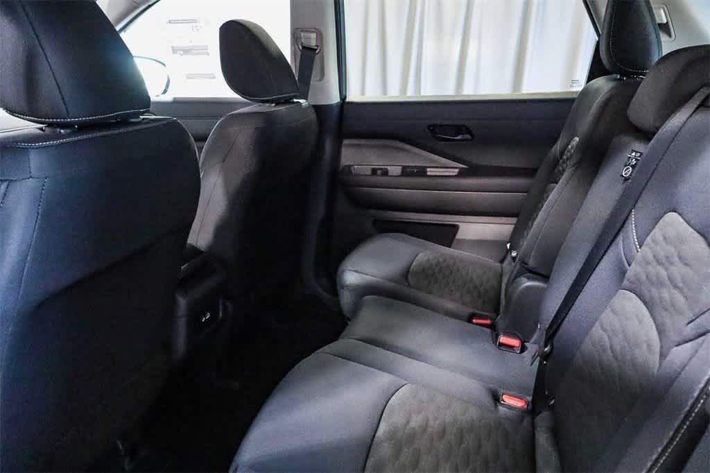 2025 Nissan Pathfinder S 18