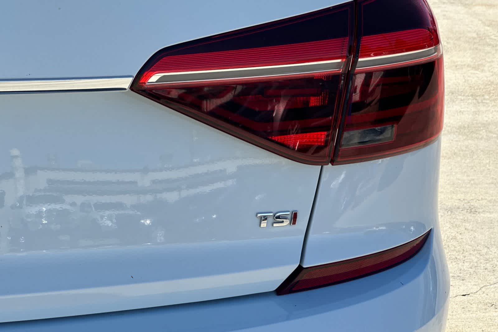 Thumbnail: 2018 Volkswagen Passat - 13