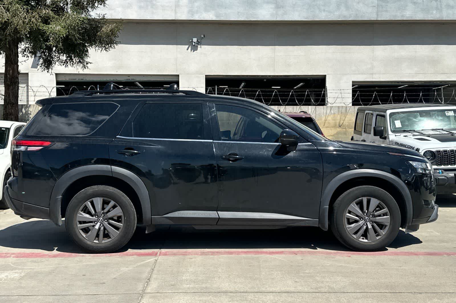 Thumbnail: 2022 Nissan Pathfinder - 8