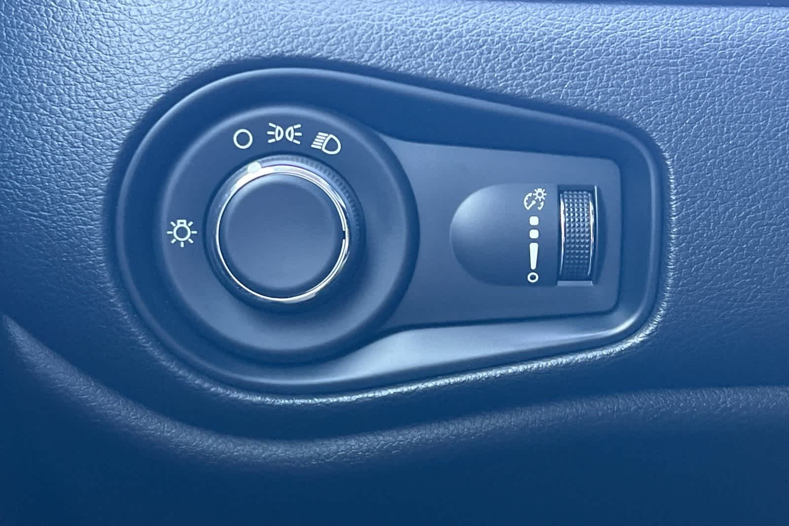 Thumbnail: 2023 Jeep Renegade - 33