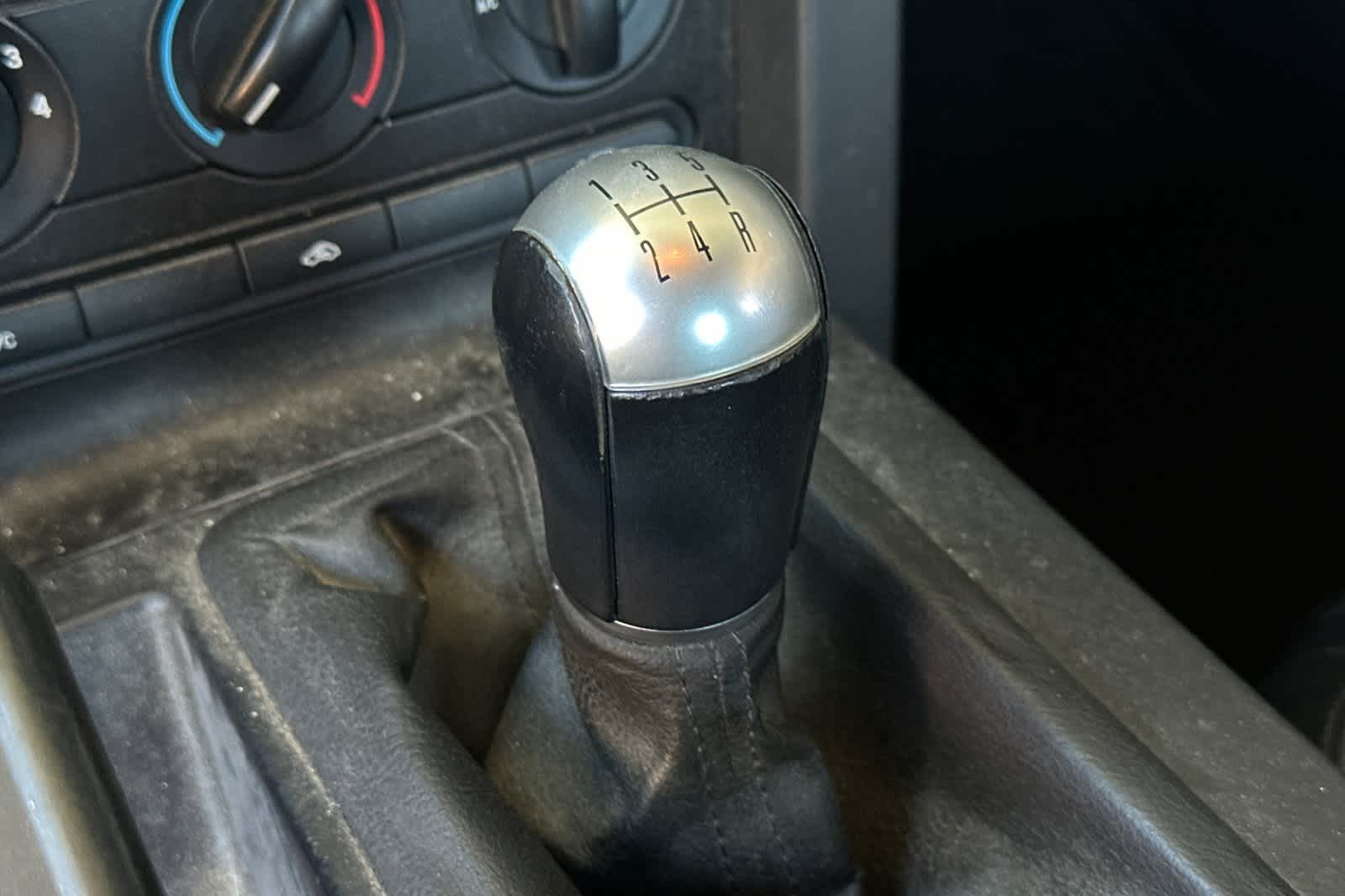 2006 Ford Mustang  21