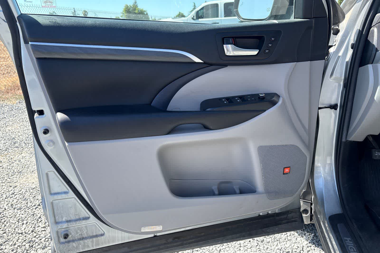 Thumbnail: 2019 Toyota Highlander - 15