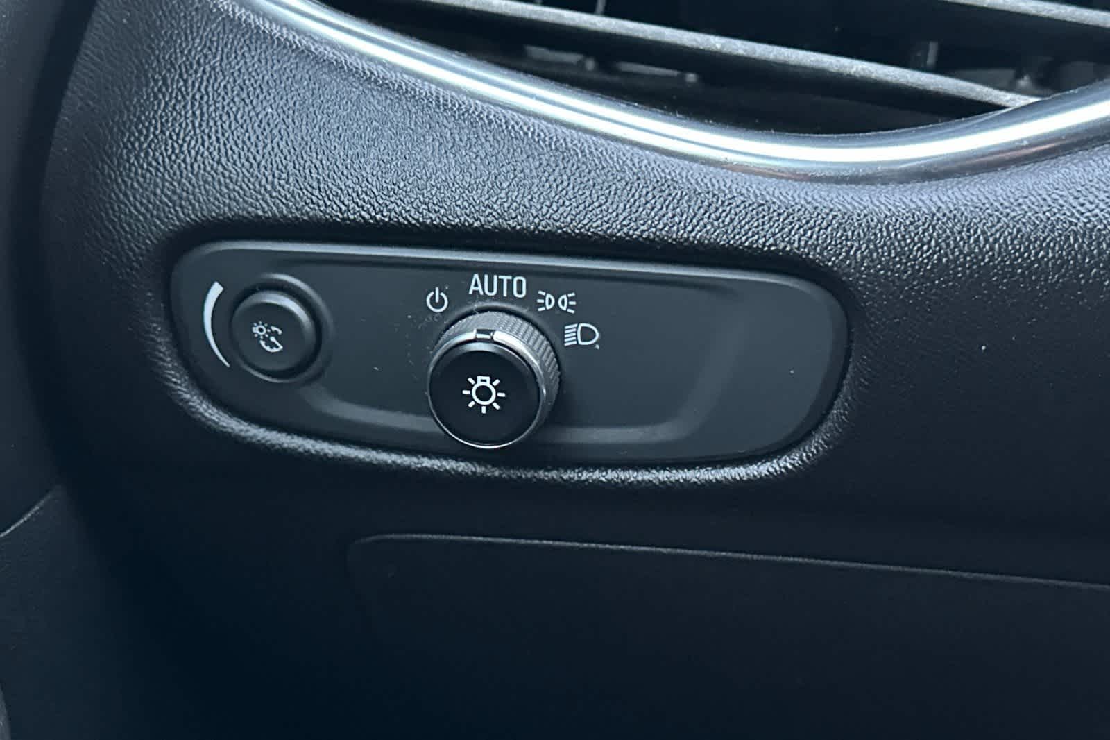 Thumbnail: 2017 Chevrolet Malibu - 31