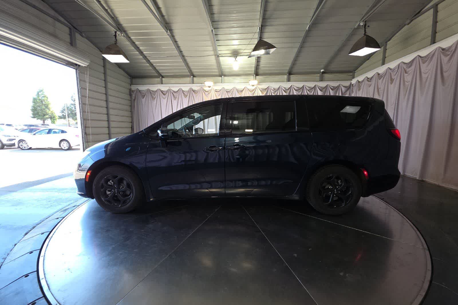 Thumbnail: 2022 Chrysler Pacifica - 6
