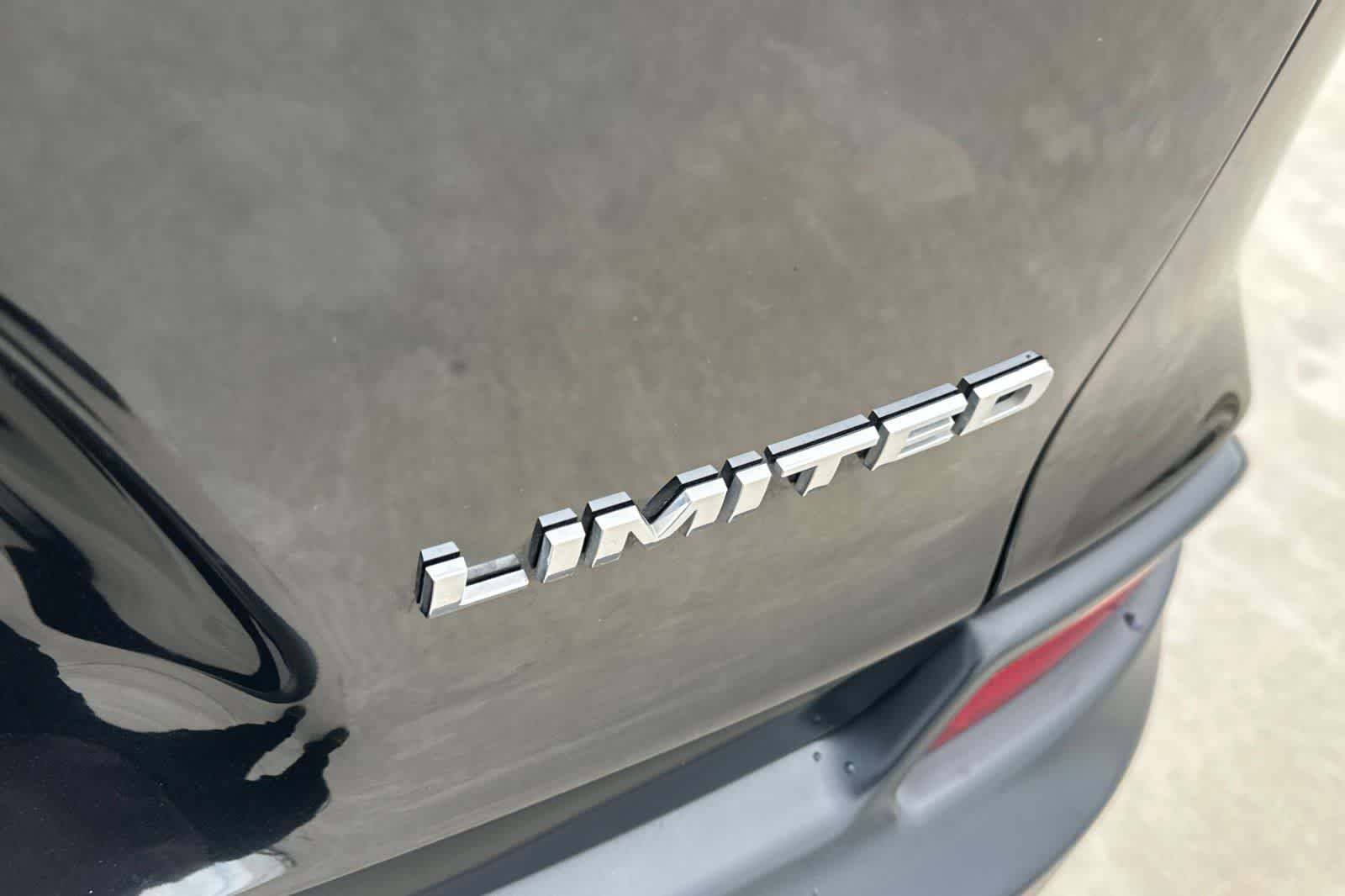Thumbnail: 2019 Jeep Cherokee - 17