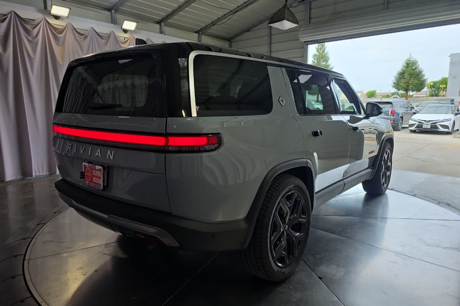 Thumbnail: 2023 Rivian R1S - 3
