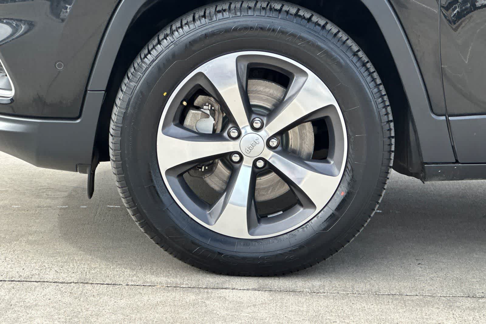 Thumbnail: 2019 Jeep Cherokee - 37