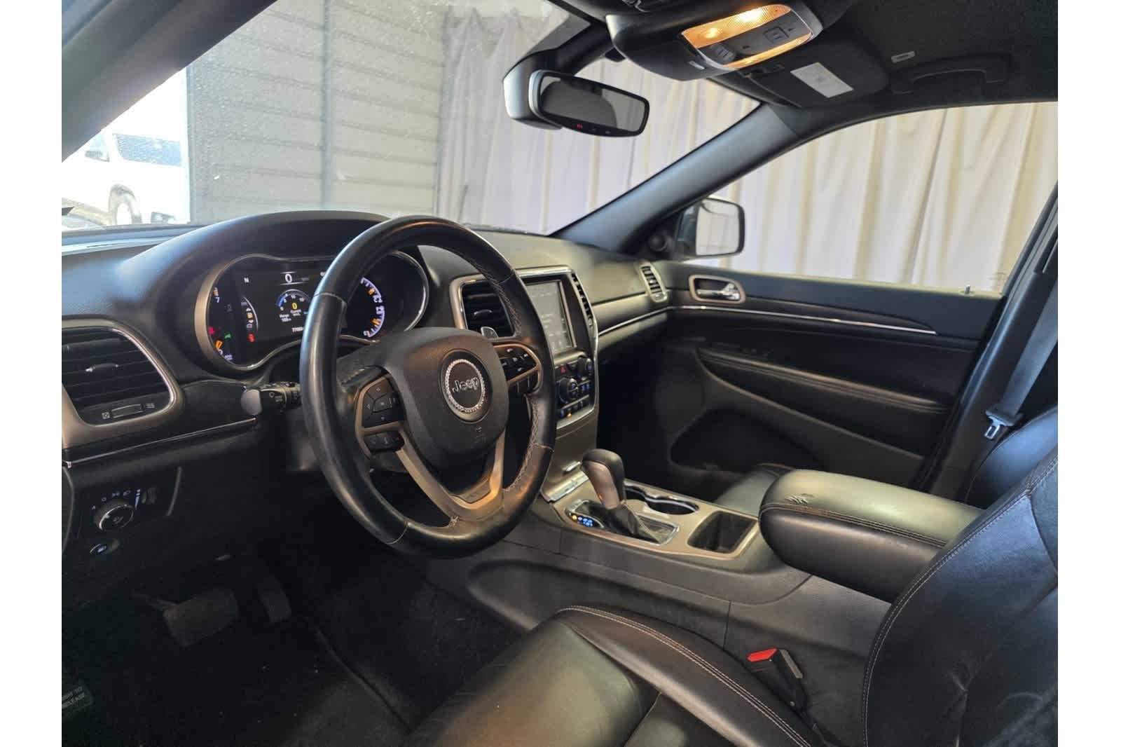 Thumbnail: 2017 Jeep Grand Cherokee - 17