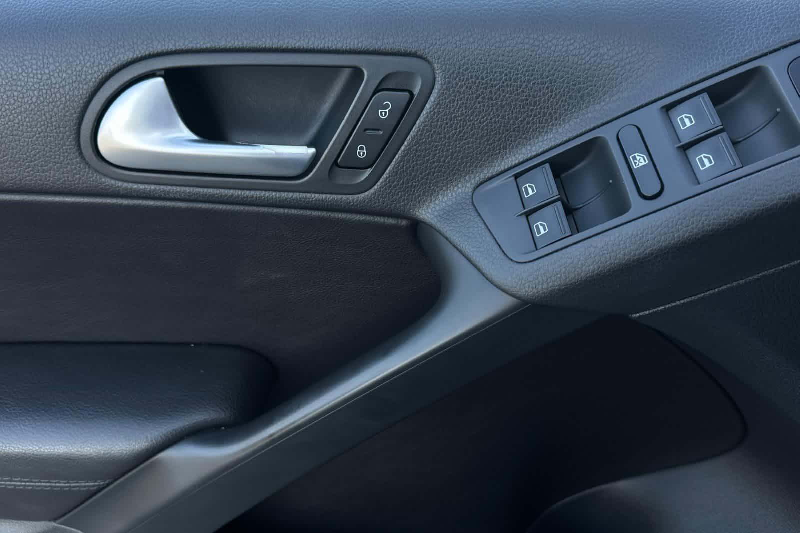 Thumbnail: 2017 Volkswagen Tiguan - 13