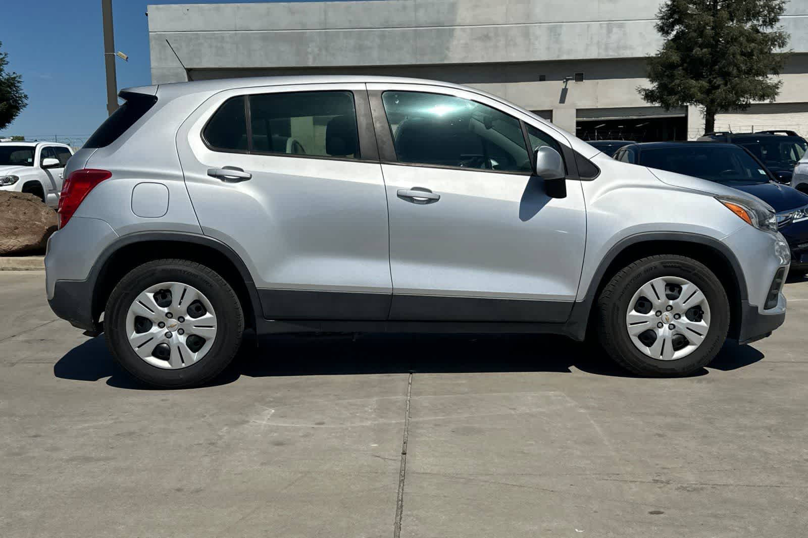 Thumbnail: 2017 Chevrolet Trax - 9