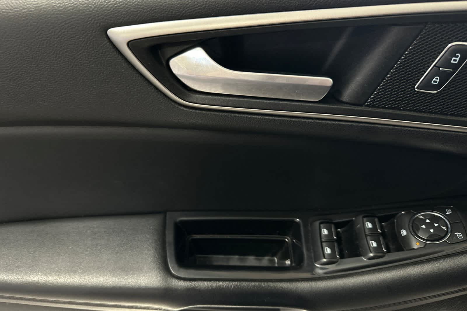 Thumbnail: 2016 Ford Edge - 15