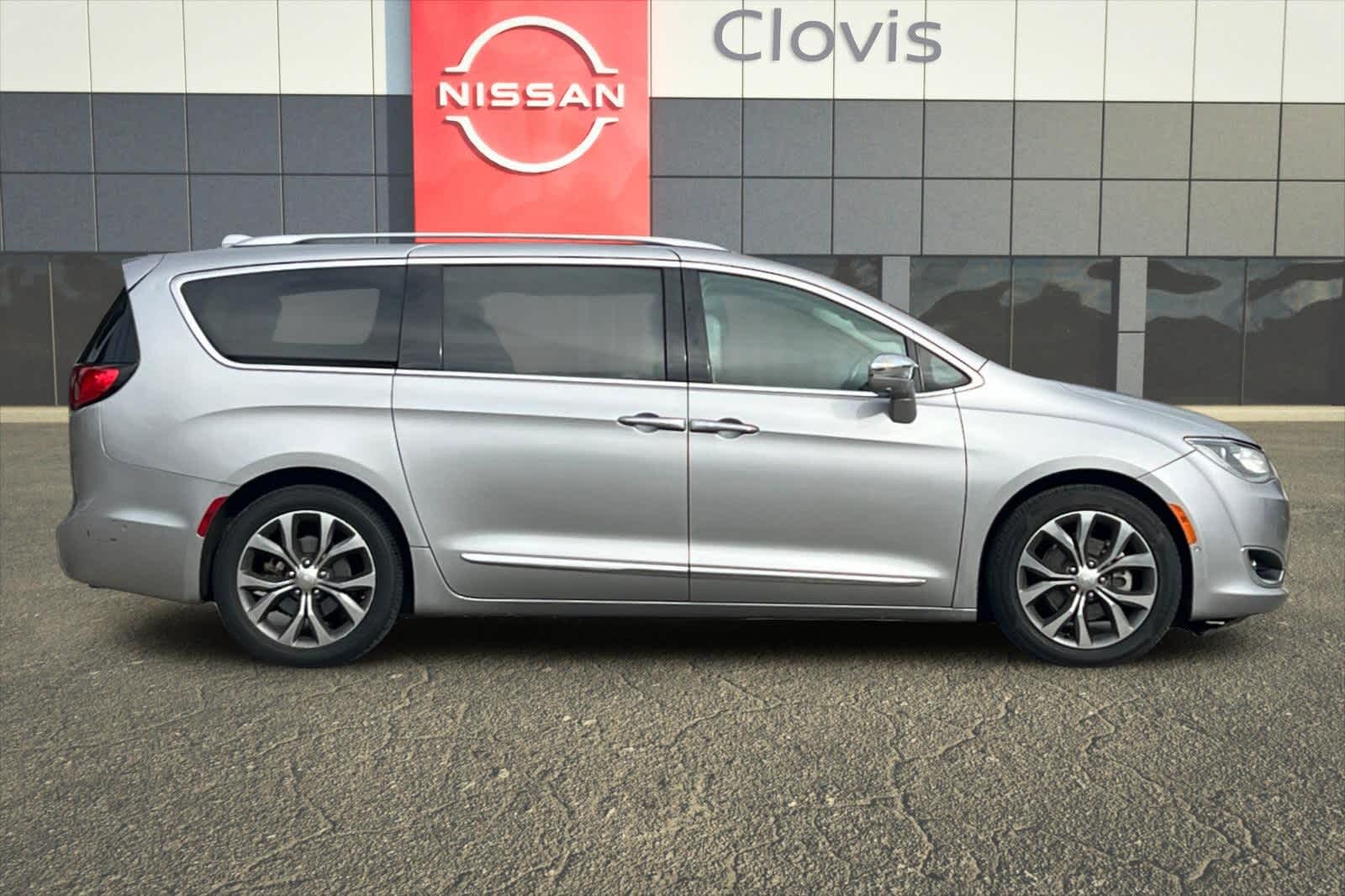 Thumbnail: 2017 Chrysler Pacifica - 9