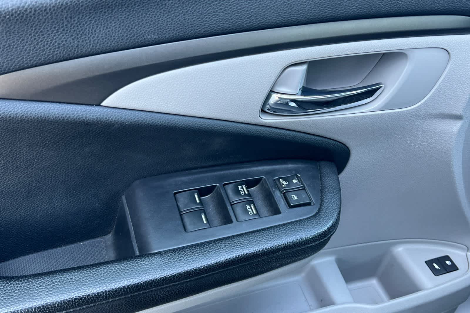 Thumbnail: 2018 Honda Pilot - 15
