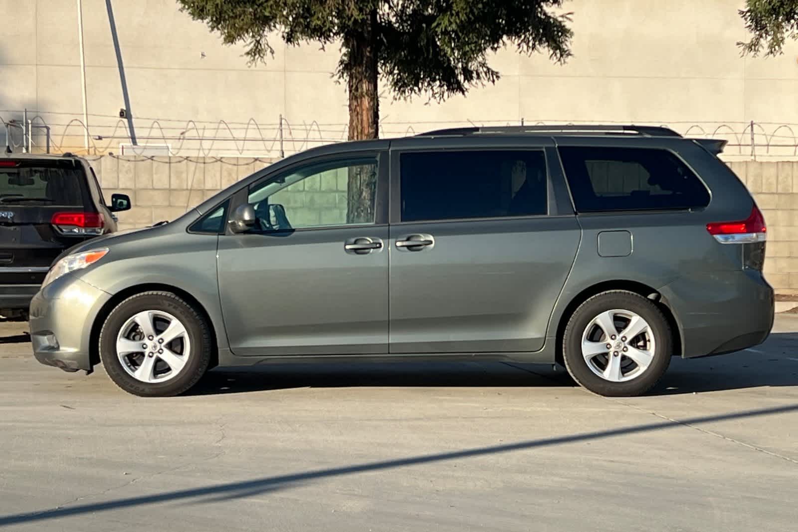 Thumbnail: 2014 Toyota Sienna - 6