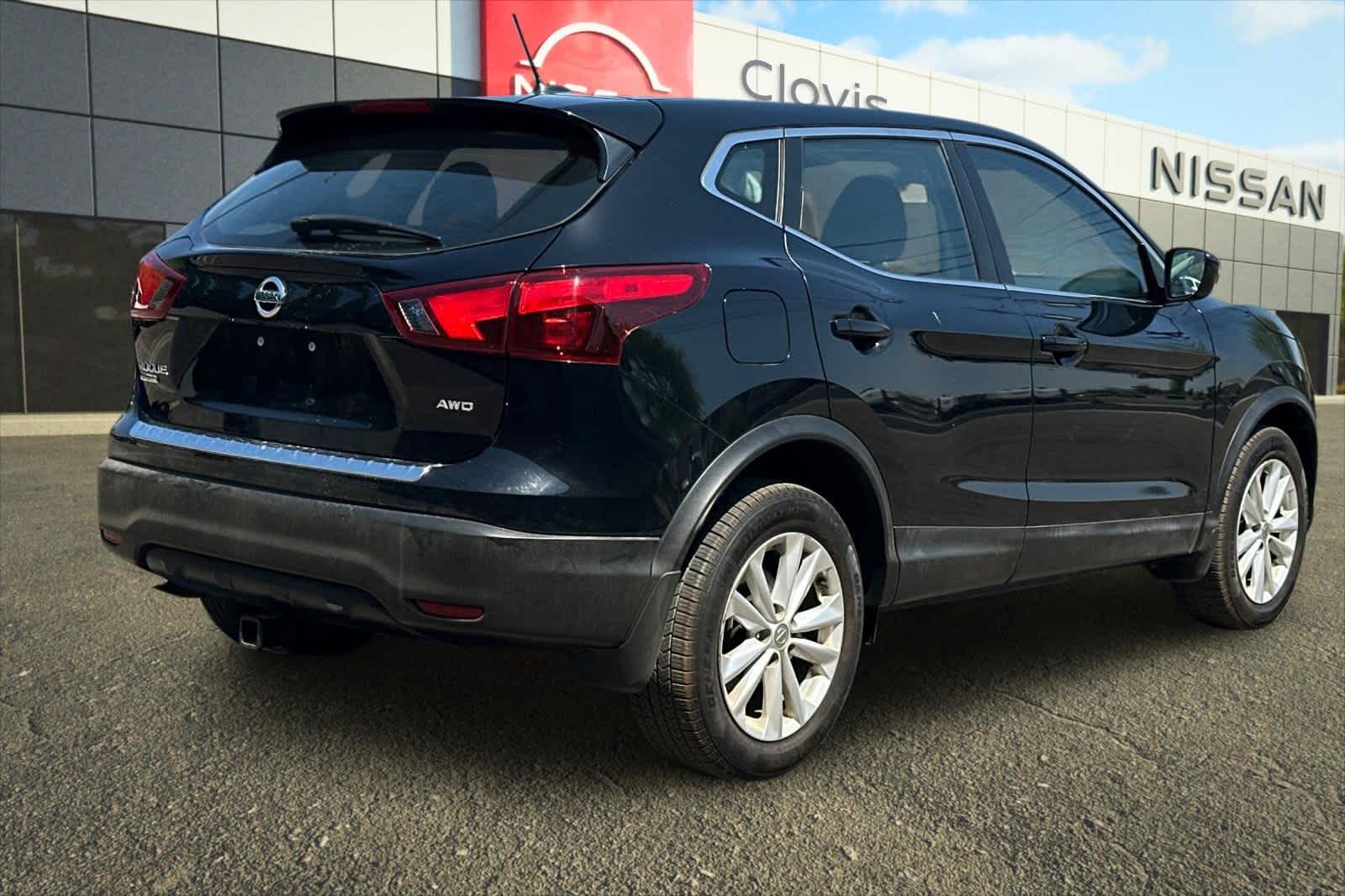 Thumbnail: 2017 Nissan Rogue Sport - 3