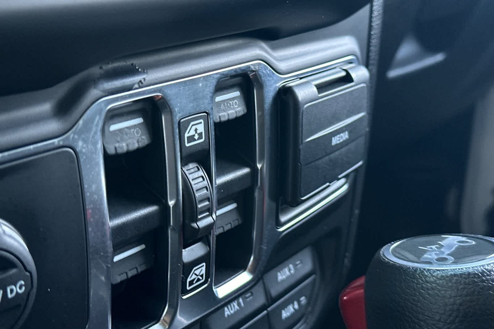 Thumbnail: 2018 Jeep Wrangler - 14