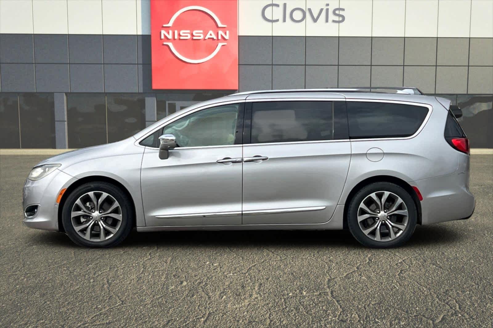 Thumbnail: 2017 Chrysler Pacifica - 6