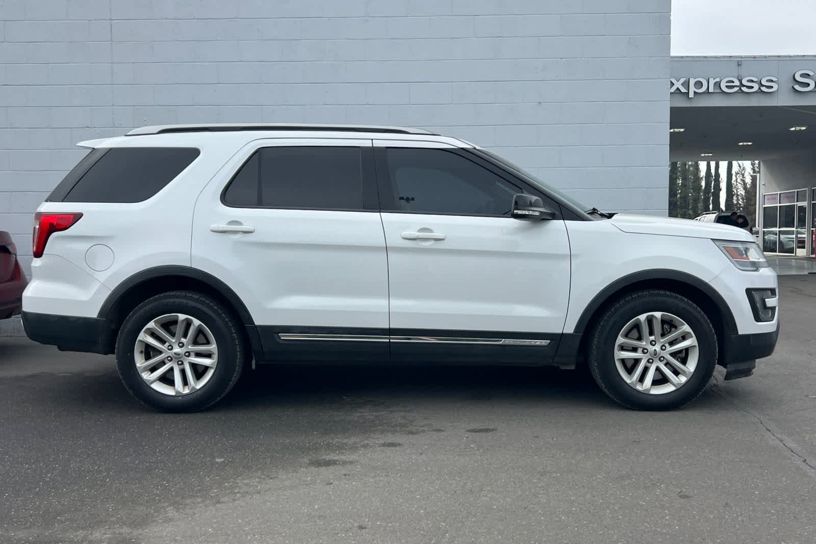 Thumbnail: 2016 Ford Explorer - 9