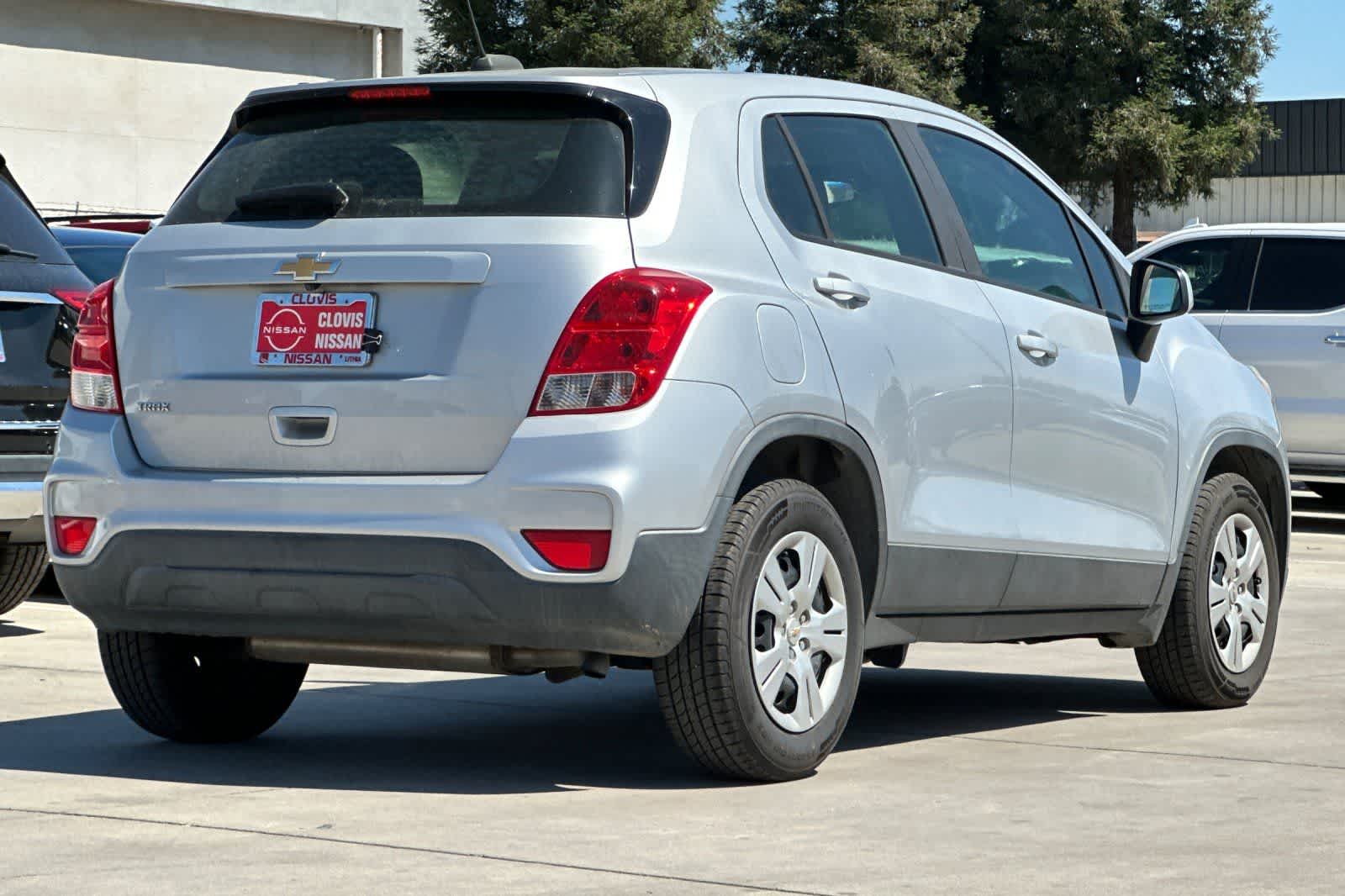 Thumbnail: 2017 Chevrolet Trax - 3