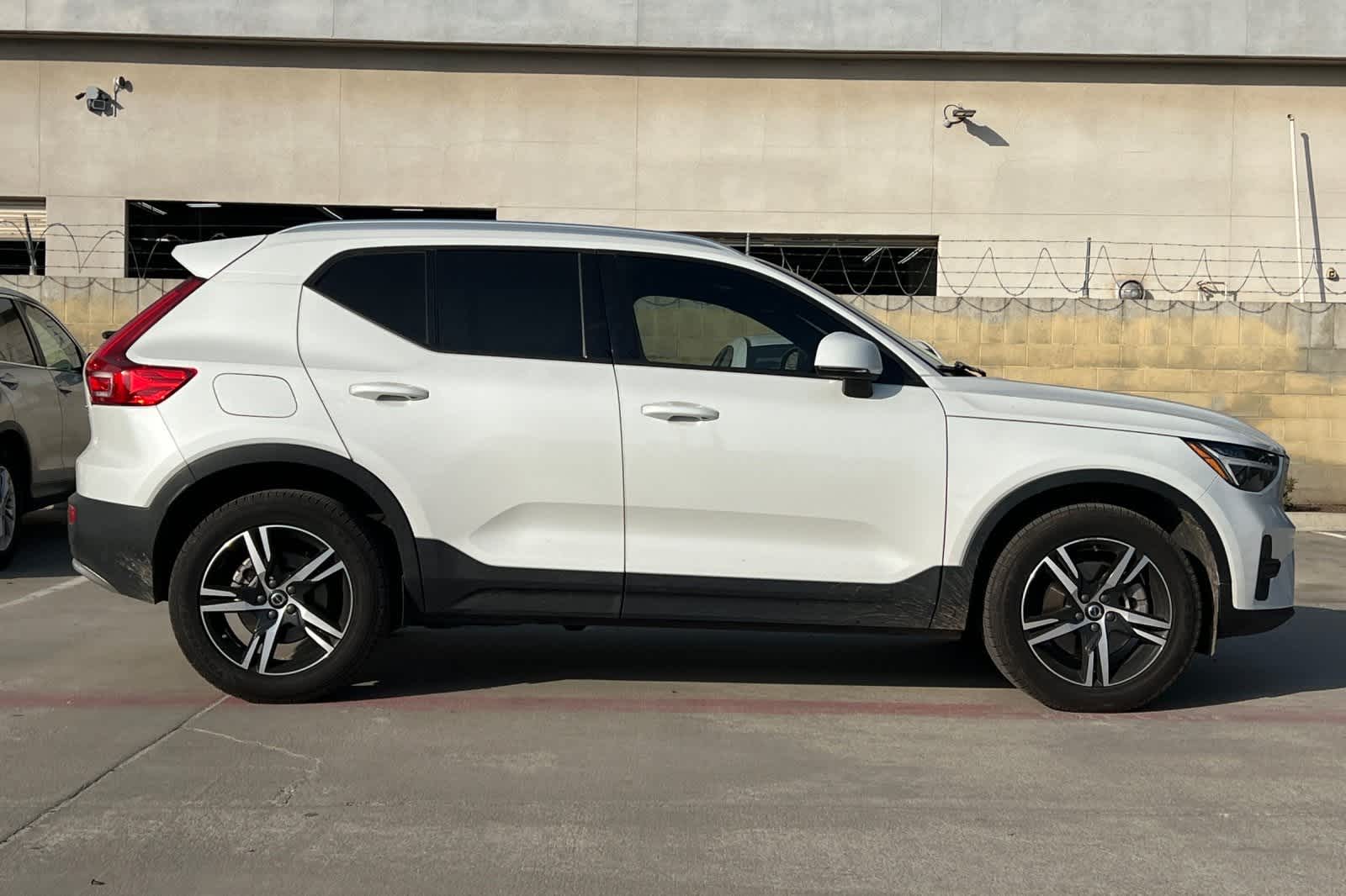 Thumbnail: 2023 Volvo XC40 - 9
