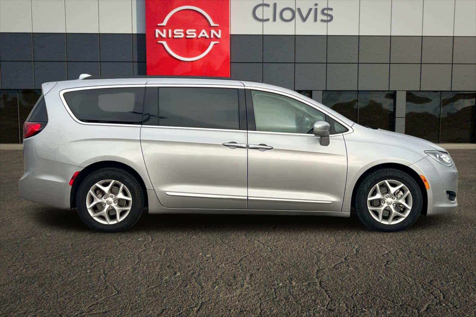 Thumbnail: 2017 Chrysler Pacifica - 9